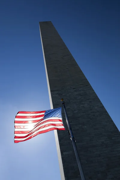 Bandera de EE.UU. cielo oscuro y Monumento a Washington — Foto de Stock