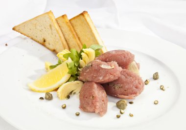 Dana biftek tartar Kapari ve enginar ile