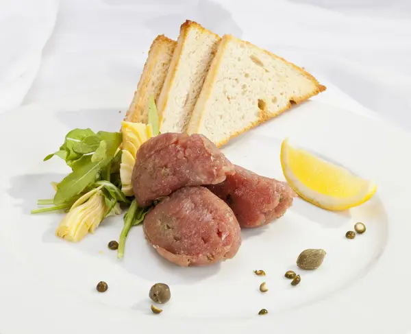 Veal steak tartar with caper and artichoke — Stock Photo, Image