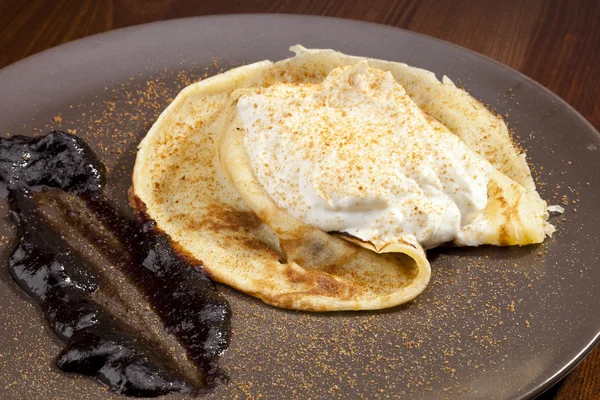 Crêpe pannenkoek met slagroom cram — Stockfoto