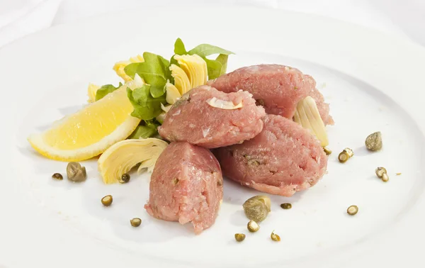 Veal steak tartar with caper and artichoke — Stock Photo, Image