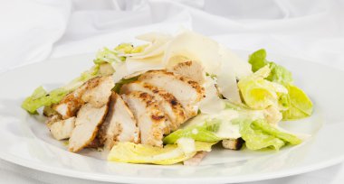 Sezar salata tavuk eti ile