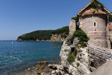 Duvarları eski sahil kentlerinden. Budva