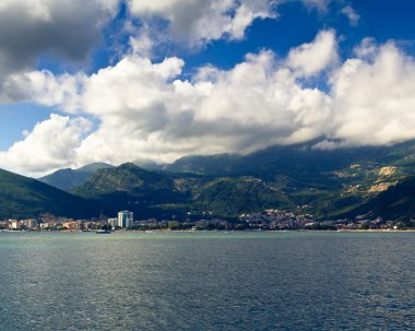 Sıcak Denizi'nin kıyısında.