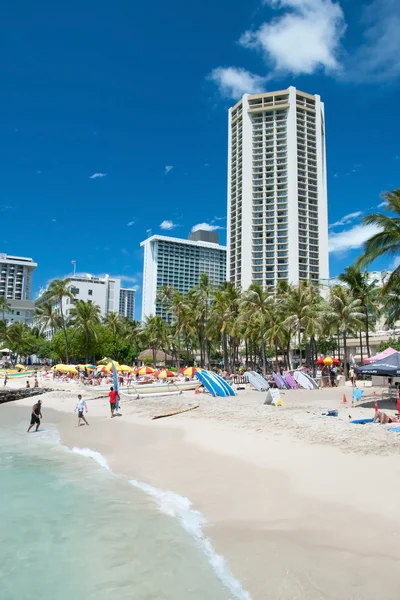 Tourist sunbathing and surfing on Waikiki beach on Hawaii Oahu — Stock Photo, Image