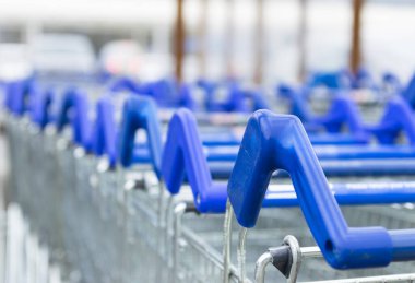 Dezenfekte edilmiş alışveriş arabaları müşteriler için hazır. Otoparktaki alışveriş arabaları kullanıma hazır..  