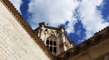 Duvar ve Holy Cross Manastırı çan kulesi