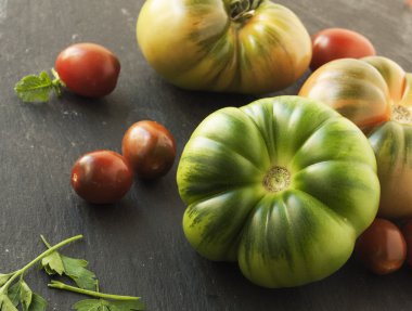 Büyük kırmızı ve yeşil domates.