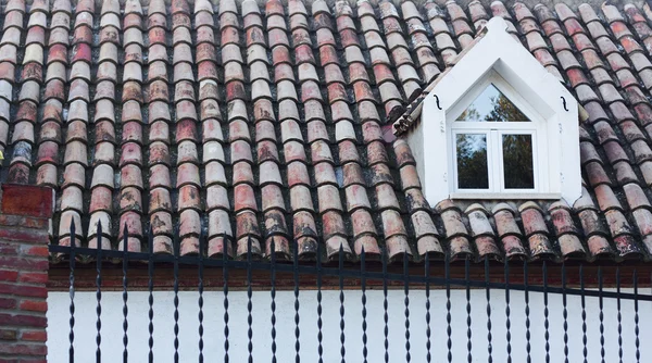Red tile roof with a window. Tarragona, Spain. — Stock Photo, Image