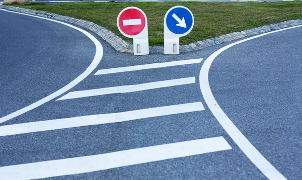 Bir çatal iki yol işaretleri