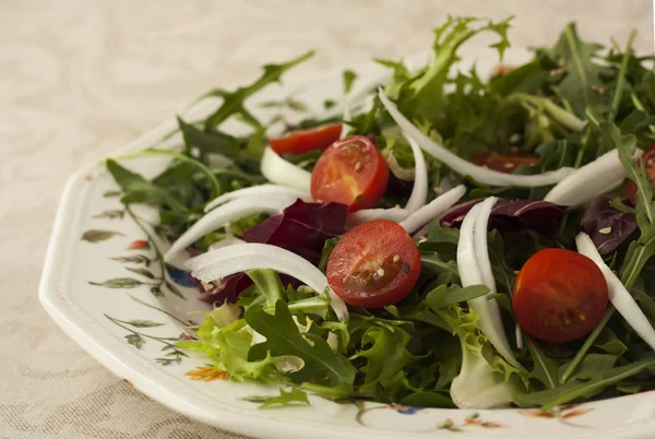 Insalata fresca con pomodorini ciliegia, cipolle e rucola . — Foto Stock