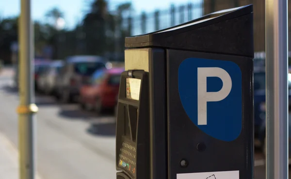 Blue parking sign with blurred cars at the background in Spain — Stock Photo, Image