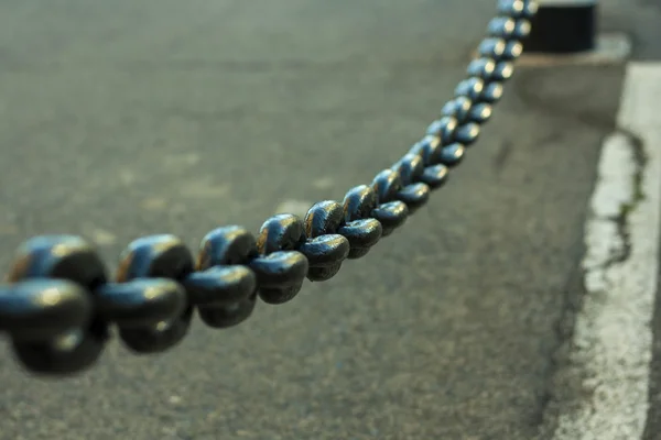 Close-up of metal chain vanishing in background. — Stock Photo, Image