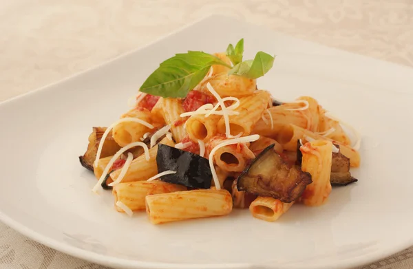 Patlıcan ve domates ile tipik İtalyan yemek