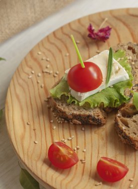 Domates ve peynirli sandviç.