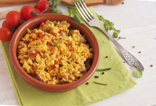 Spanische Paella in einem Tonteller Stockbild