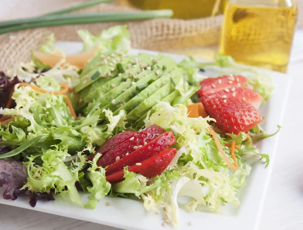 Foglie di insalata mista con fragole e avocado — Foto Stock