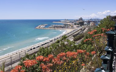 Tarragona kıyılarının görünümü: Deniz, demiryolu ve petrokimya planı