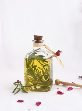 Zeytin yağı, biberiye ile şişe.