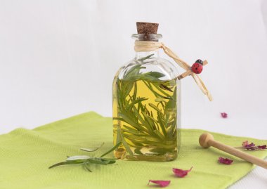 Zeytin yağı, biberiye ile şişe.