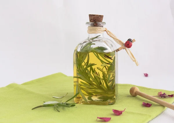 Botol minyak zaitun, dengan rosemary . — Stok Foto