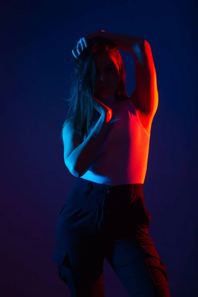 Modèle Féminin Posant Studio Avec Des Couleurs Rouges Bleues Fort — Photo