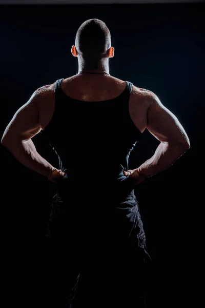 黒の背景を合わせろ フィットアスリートは筋肉を示しています フィットボディの強いスポーツマン — ストック写真