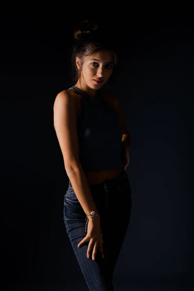 Portret Seksownej Stylowej Dziewczyny Pozowanie Modnej Nowoczesnej Odzieży — Zdjęcie stockowe