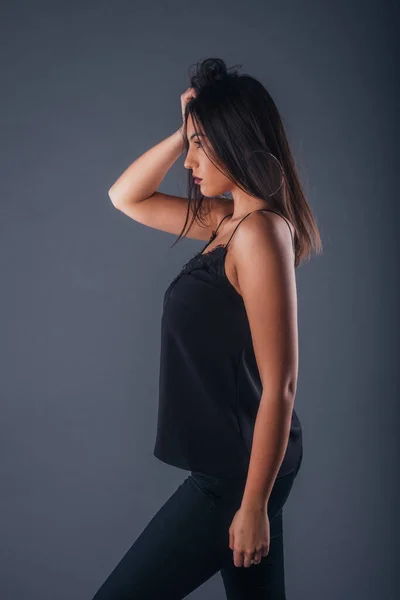 Profil Widok Pewny Młody Brunetka Pozowanie Czarny Ubrania Wewnątrz Studio — Zdjęcie stockowe