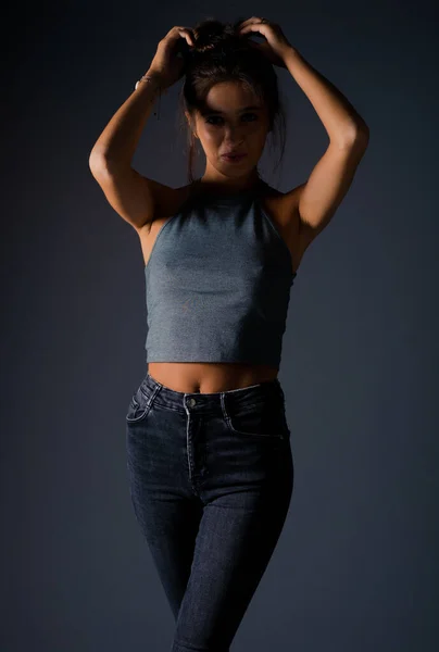 Retrato Uma Jovem Atraente Vestida Top Tanque Cinza Isolado Backgorund — Fotografia de Stock