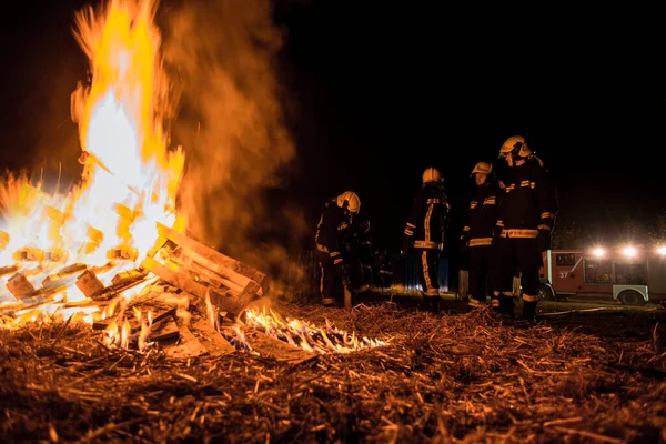 Bombeiros Equipados Com Artes Durante Uma Operação Combate Incêndios — Fotografia de Stock