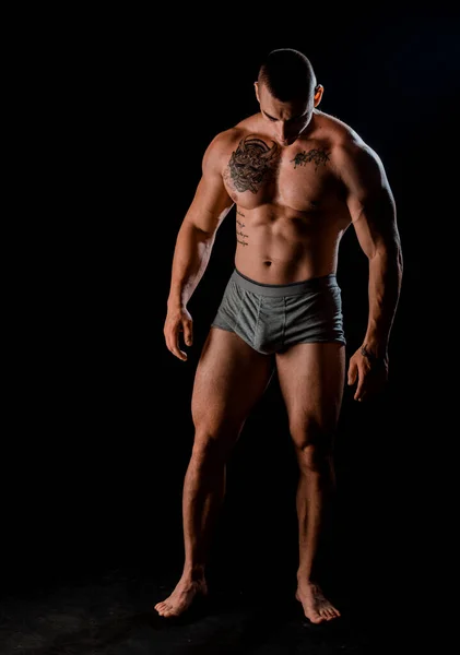 Svalnatý Fit Kulturista Fitness Mužský Model Pózovat Přes Černé Pozadí — Stock fotografie