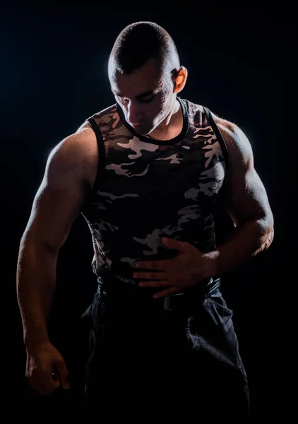 Musclé Forme Jeune Bodybuilder Fitness Modèle Masculin Posant Sur Fond — Photo