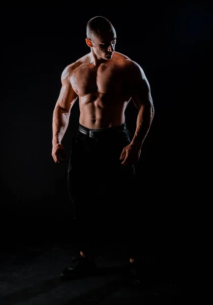 Muscular Ajuste Culturista Fitness Modelo Masculino Posando Sobre Fondo Negro — Foto de Stock