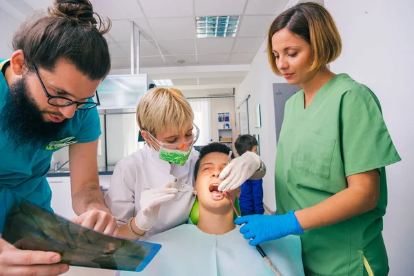 Barbuto Dentista Spiegando Una Foto Raggi Suoi Colleghi Sesso Femminile — Foto Stock