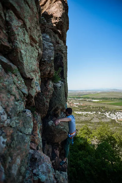 男がスポーツに行く 積極的なライフスタイル 岩の上のアスリート — ストック写真