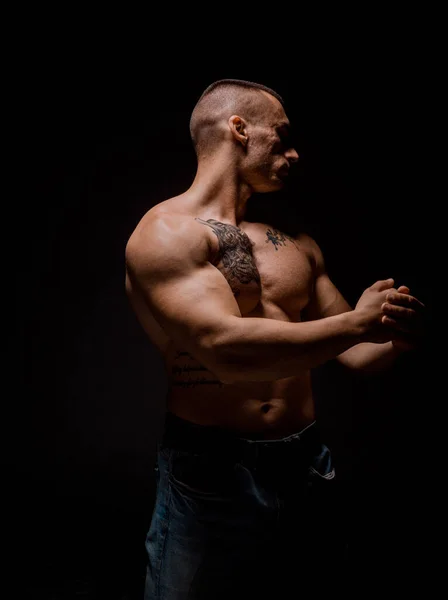 筋肉若いフィットネススポーツマンワークアウトとともにダンベルでフィットネスジム — ストック写真