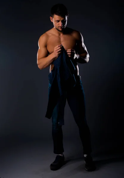 Studio Body Shot Uomo Attraente Posa Senza Maglietta Pantaloni Denim — Foto Stock