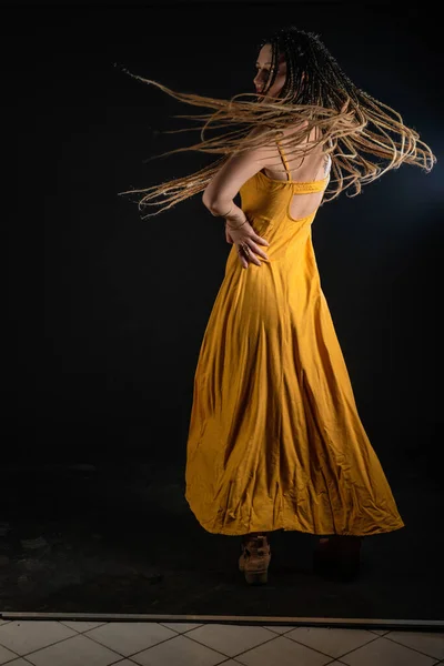 Místico Antiga Rainha Deusa Vestindo Vestido Amarelo Fundo Estúdio Preto — Fotografia de Stock