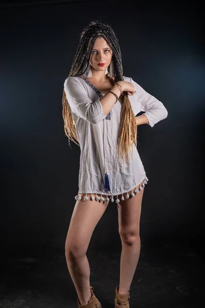 Atractivo Femenino Feminista Guerra Tribal Vestido Blanco Corto Foto Aislada —  Fotos de Stock