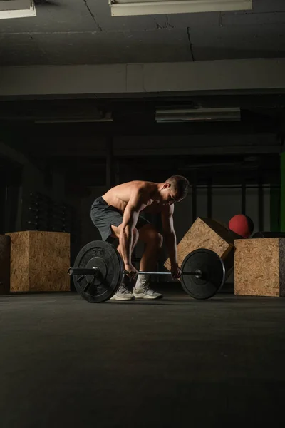 Erős Félmeztelen Sportoló Aki Guggol Hardcore Cross Fit Edzéskoncepció — Stock Fotó