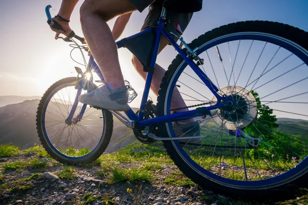 Közelkép Egy Hegyi Motorosról Aki Hegytetőn Durva Sziklás Terepen Biciklizik — Stock Fotó