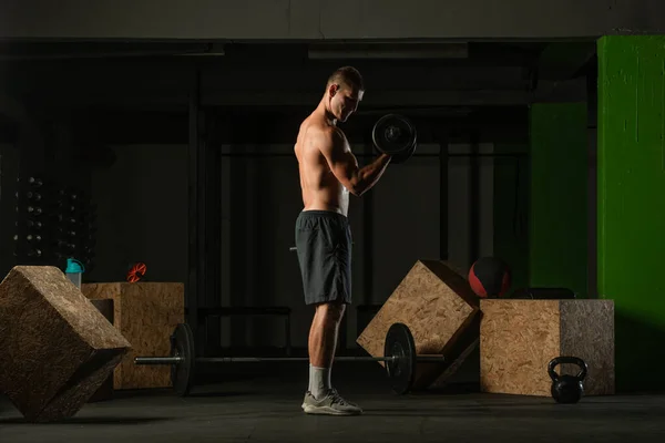 Spor Salonunda Kıvrılmış Halterli Biseps Eğitimi Alan Genç Bir Vücut — Stok fotoğraf