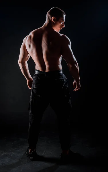 Muscular Super Alto Nivel Guapo Hombre Posando Sobre Fondo Negro —  Fotos de Stock