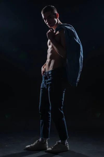 Silueta Imagen Hombre Musculoso Sin Camisa Caliente Posando Jeans Estudio — Foto de Stock