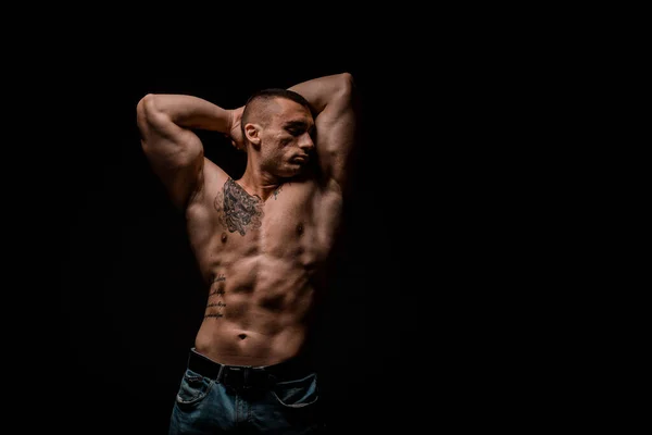 Vorderseite Körper Des Muskulösen Bizeps Sportler Oder Bodybuilder Isolieren Auf — Stockfoto