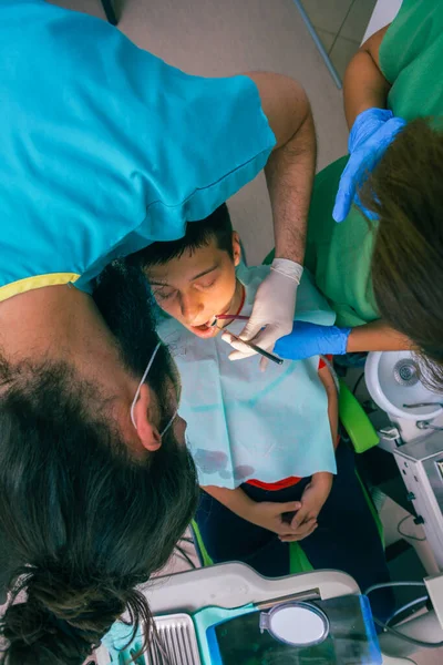 Homme Dentiste Avec Aide Dentiste Féminin Examine Bouche Les Dents — Photo