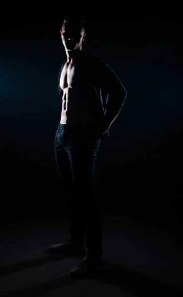 Ung Modell Poserar Svarta Jeans Isolerad Mörk Bakgrund — Stockfoto
