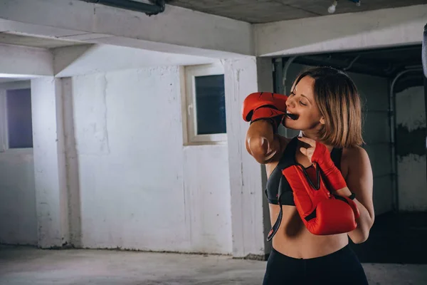 Mujer Atractiva Que Pone Guantes Boxeo Rojos Prepara Para Entrenamiento — Foto de Stock