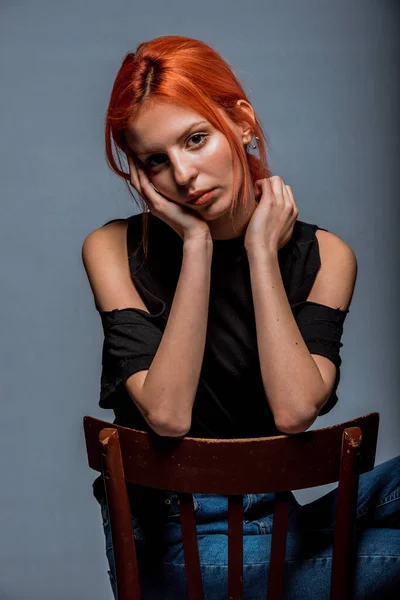 Estudio Foto Corporal Una Mujer Joven Moda Con Pantalones Vaqueros — Foto de Stock